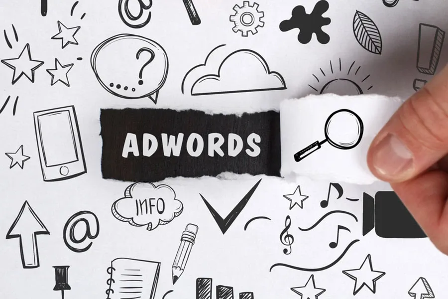 Gli annunci AdWords furono introdotti nel 2000 e da allora hanno subito molte variazioni estetiche che li hanno resi simili ai risultati tradizionali.