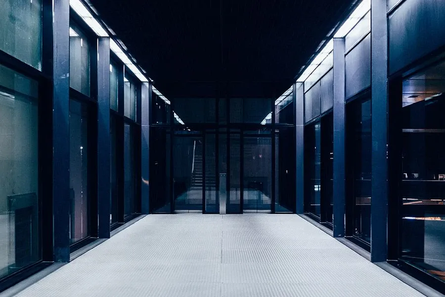 Il WHOIS è la banca dati, consultabile pubblicamente, dove vengono raccolte le informazioni relative ai titolari dei nomi a dominio.